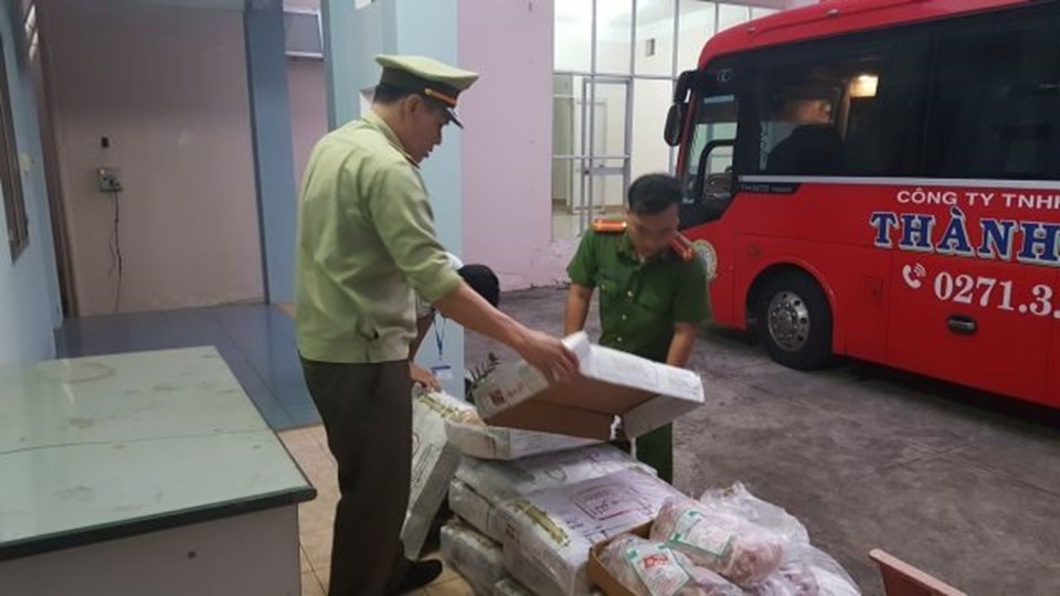 Nhiều vụ vận chuyển thịt lợn kém chất lượng bị bắt giữ ở Bình Phước. Ảnh: H.H