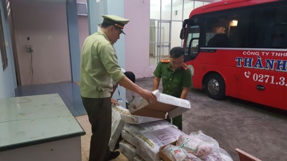 Nhiều vụ vận chuyển thịt lợn kém chất lượng bị bắt giữ ở Bình Phước. Ảnh: H.H Nhiều vụ vận chuyển thịt lợn kém chất lượng bị bắt giữ ở Bình Phước. Ảnh: H.H