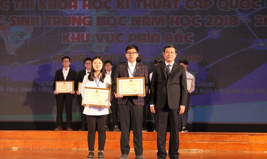 Thứ trưởng Bộ GDĐT Nguyễn Văn Phúc trao giải Nhất cho 15 đề tài. Ảnh: PV