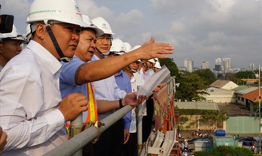 Bí thư Thành ủy TPHCM Nguyễn Thiện Nhân (thứ 3 từ trái qua) thị sát cống ngăn triều Bến Nghé.  Ảnh: M.Q
