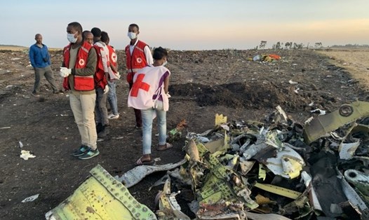 Hiện trường vụ rơi máy bay Ethiopian Airlines. Ảnh: Xinhua