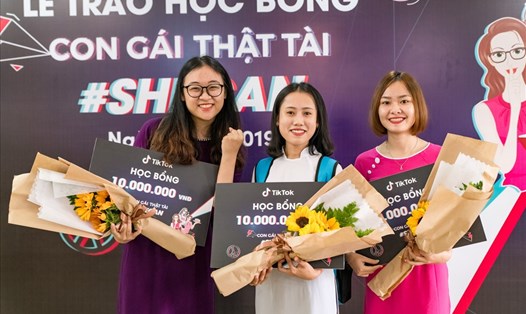 Các bạn sinh viên hạnh phúc khi nhận được món quà đặc biệt này.