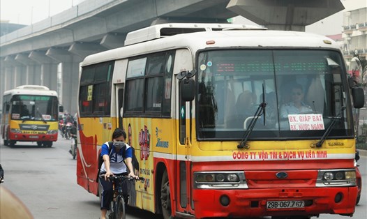 Hàng loạt tuyến buýt phải thay đổi lộ trình khi đường sắt Cát Linh - Hà Đông đi vào vận hành thương mại. Ảnh: Tô Thế