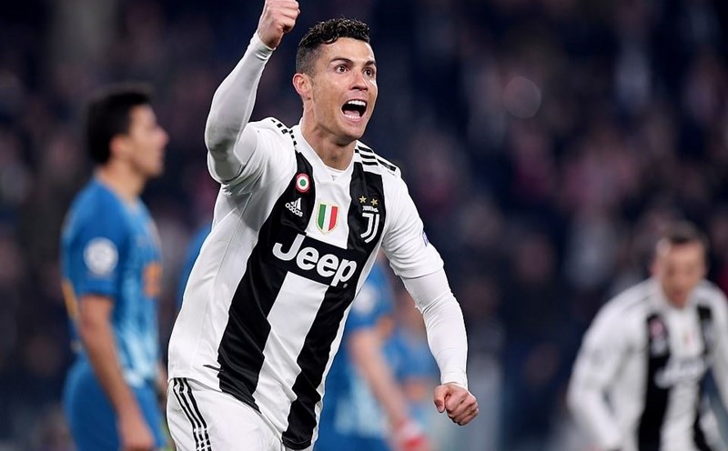 Ronaldo, Juventus, C1: Không thể bỏ qua những hình ảnh đáng xem của Ronaldo khi anh cùng Juventus thi đấu tại Cúp C1 Châu Âu. Với tinh thần quả cảm và kỹ năng siêu việt, siêu sao này đã mang lại những pha bóng đẹp mắt và những kết quả ấn tượng cho đội bóng.