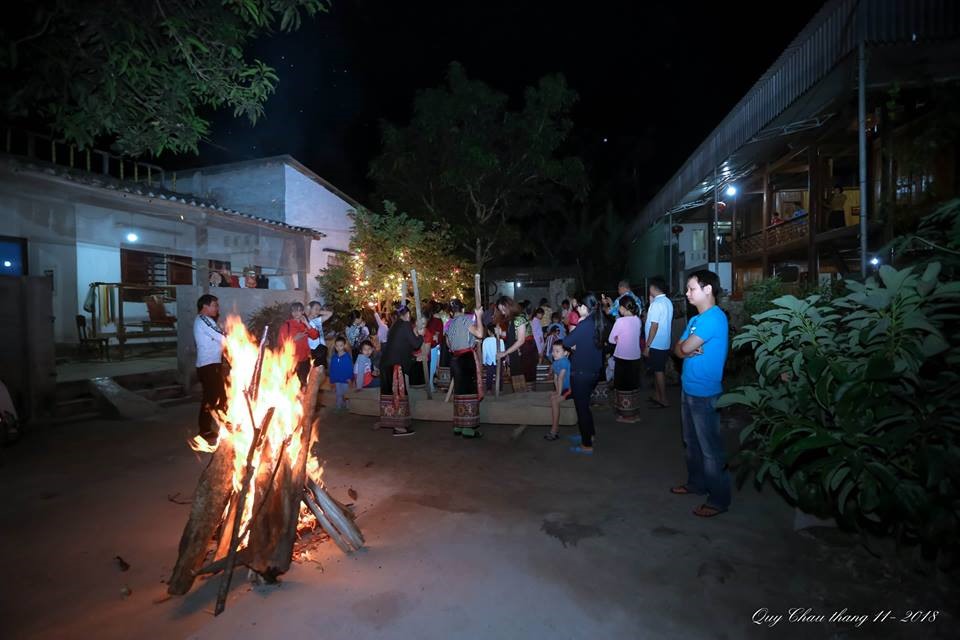 Đêm lửa trại của du khách tham gia du lịch HomeStay