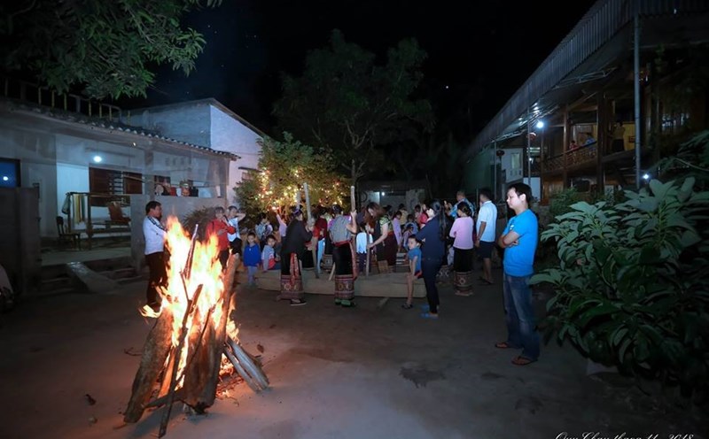 Đêm lửa trại của du khách tham gia du lịch HomeStay