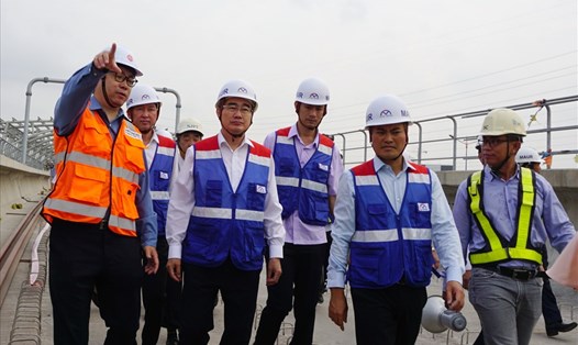 Bí thư Thành ủy TPHCM Nguyễn Thiện Nhân (thứ 2 từ trái sang) thị sát công trường metro số 1.  Ảnh: M.Q