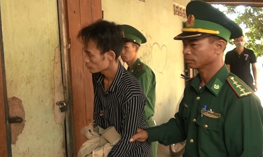 Cơ quan chức năng tiến hành khám xét nhà trọ của đối tượng Nam - người chi tiền để Cường sang Lào mua ma túy. Ảnh: MH.