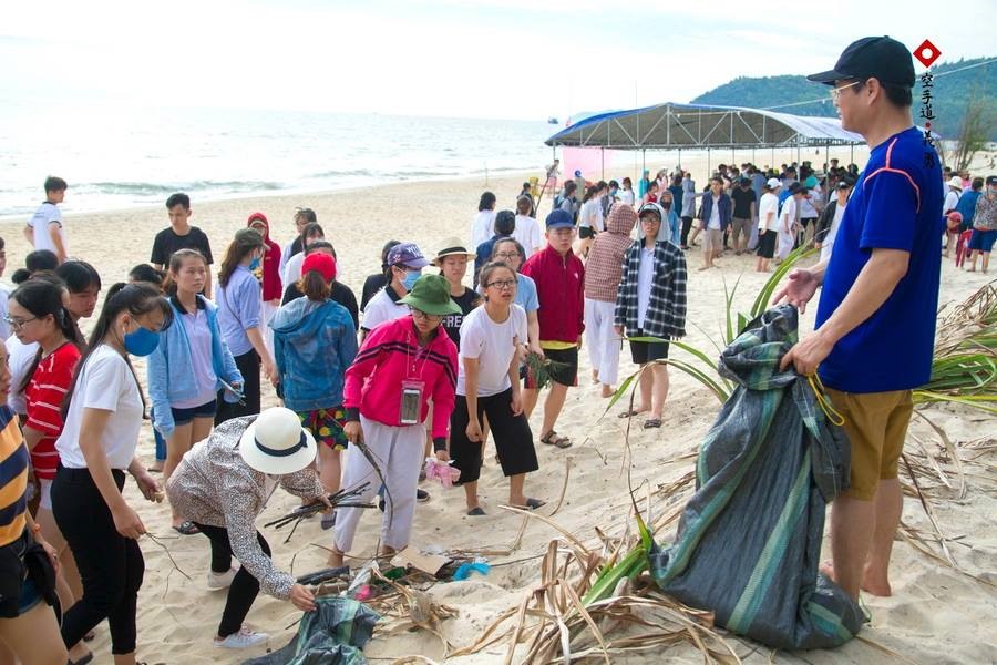 Thầy trò Võ sư Nguyễn Dũng Minh, con trai Sư trưởng Nguyễn Văn Dũng nhặt rác ở bãi biển Túy Vân, Thừa Thiên -Huế. .