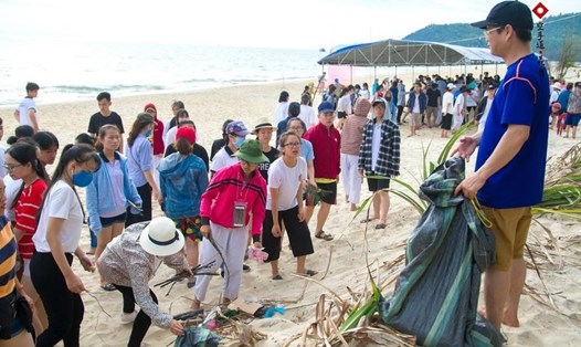 Thầy trò Võ sư Nguyễn Dũng Minh, con trai Sư trưởng Nguyễn Văn Dũng nhặt rác ở bãi biển Túy Vân, Thừa Thiên -Huế. .