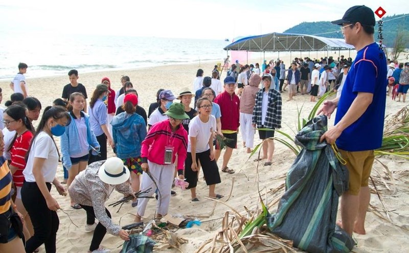 Thầy trò Võ sư Nguyễn Dũng Minh, con trai Sư trưởng Nguyễn Văn Dũng nhặt rác ở bãi biển Túy Vân, Thừa Thiên -Huế. .