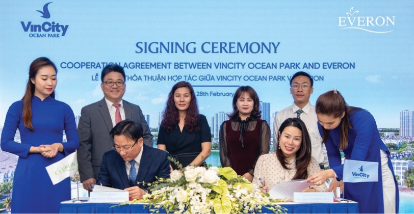 Đại diện hai công ty ký thỏa thuận cam kết thỏa thuận hợp tác lâu dài. Ảnh: P.V 