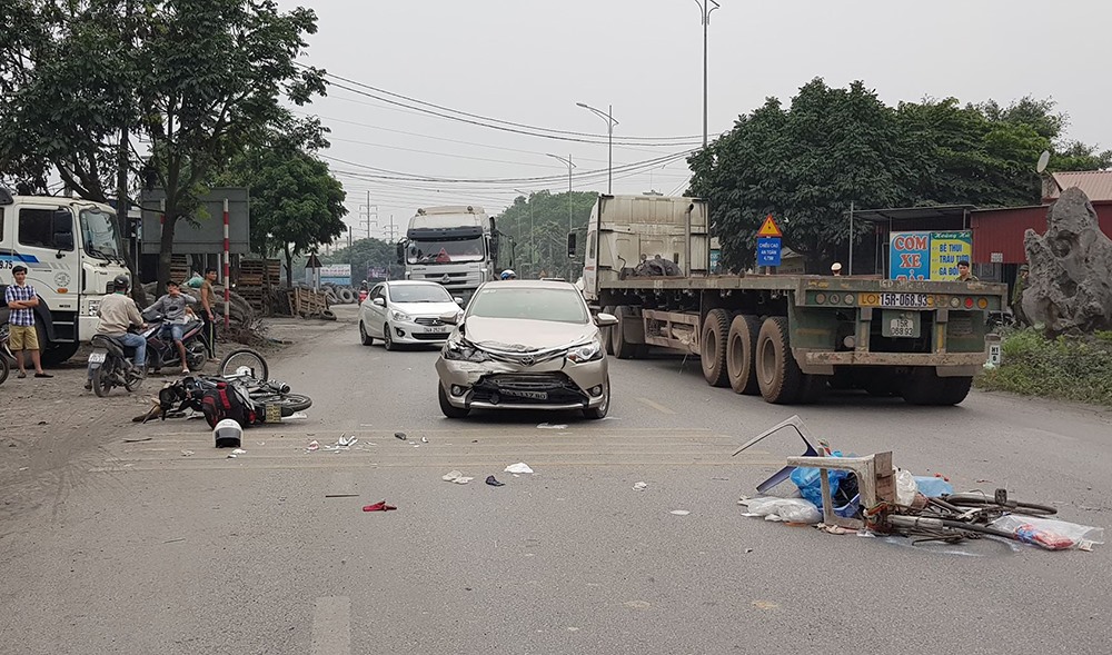 Chiếc xe ôtô bán tải tông hàng loạt phương tiện khiến 2 người bị thương nặng. Ảnh: PV.