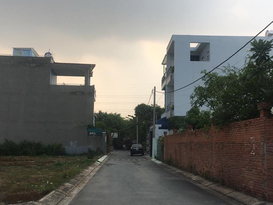 Người dân trong khu dân cư khang trang này lại tiếp tục "sống mòn" chờ cơ quan chức năng.