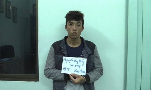 Đối tượng Nguyễn Duy Đồng bị công an bắt giữ khi đang lẩn trốn tìm cách vượt biên qua Trung Quốc.