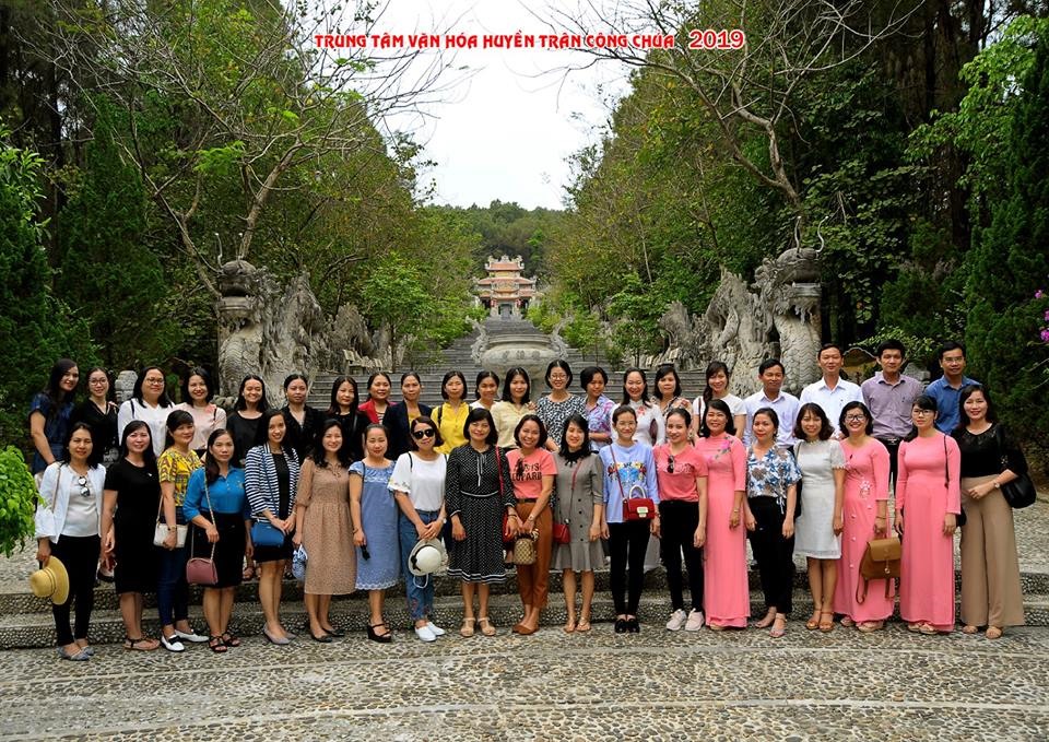 Một đoàn du khách về thăm Đền Huyền Trân. 