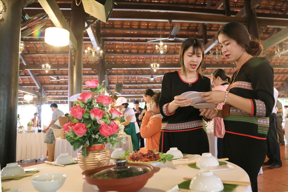 Thiếu nư duyên dáng trổ tài nấu các món ẩm thực Tây Nguyên.