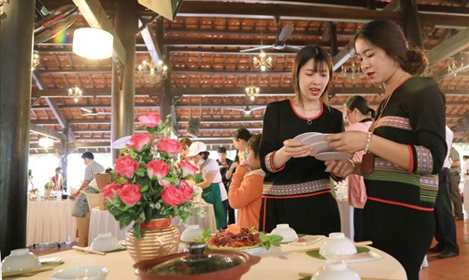 Thiếu nư duyên dáng trổ tài nấu các món ẩm thực Tây Nguyên.