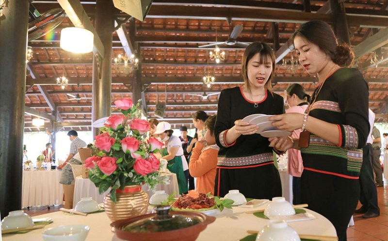 Thiếu nư duyên dáng trổ tài nấu các món ẩm thực Tây Nguyên.