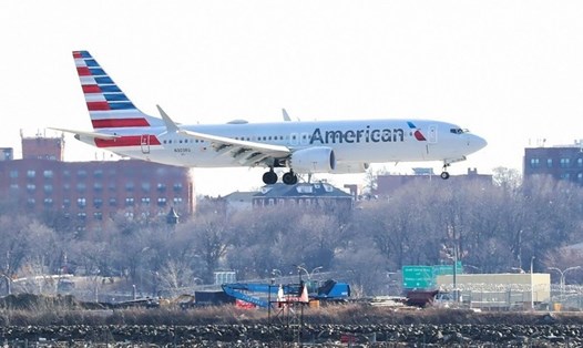 American Airlines Boeing 737 MAX 8 của American Airlines hạ cánh xuống sân bay La Guardia, New York. Ảnh: Reuters