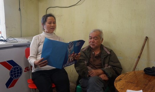 Gia đình ông Dương Văn Khương và bà Nông Thị Ngoan nói chuyện về chính sách BHXH tự nguyện. Ảnh: B.N