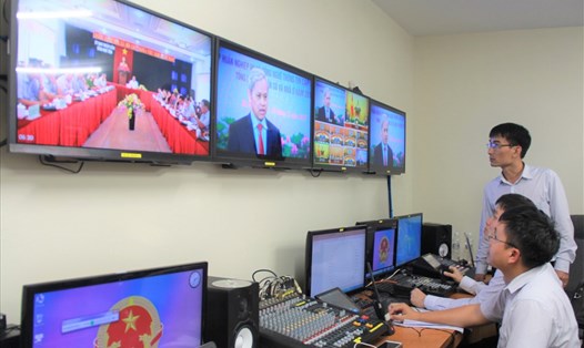 Các kỹ sư của VNPT trực kỹ thuật phục vụ Hội nghị truyền hình trực tuyến  với 774 điểm cầu tới UBND cấp huyện.