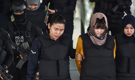 Cảnh sát Malaysia dẫn giải Đoàn Thị Hương trong một phiên xét xử. Ảnh: Getty Images