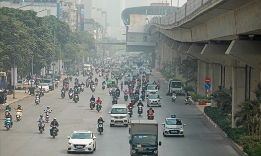 Sở GTVT Hà Nội đề xuất cấm thí điểm xe máy khi đường sắt trên cao vận hành chính thức. Ảnh: Tô Thế