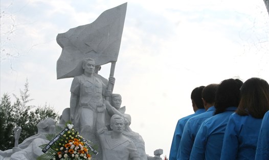 Đoàn cán bộ công đoàn Khánh Hòa đang hương tại tưởng niệm các anh hùng liệt sĩ hi sinh ngày 14.3.1988 tại khu tưởng niệm chiến sĩ Gạc Ma (Khánh Hòa). Ảnh: P.L