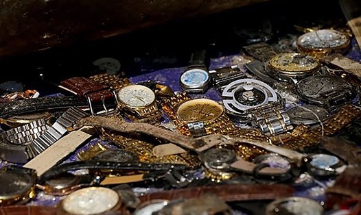 Đồng hồ thời trang "vàng thau lẫn lộn" (ảnh: Nhịp sống kinh tế).