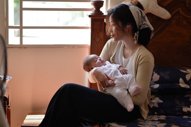 Trường Giang thông báo vợ sinh con, Nam Em cũng khoe em bé kháu khỉnh