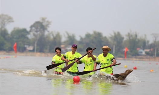 Đua thuyền độc mộc được xem là nét văn hóa đặc sắc ở vùng hồ Lắk.