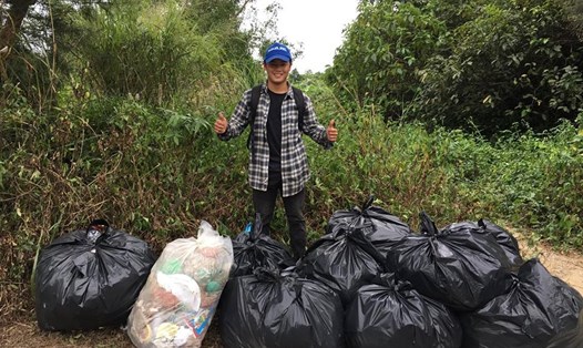 Chàng trai 9x Huỳnh Bá Lực đã dọn được hàng chục bao rác ở bán đảo Sơn Trà, hưởng ứng trào lưu "Thử thách thay đổi". 