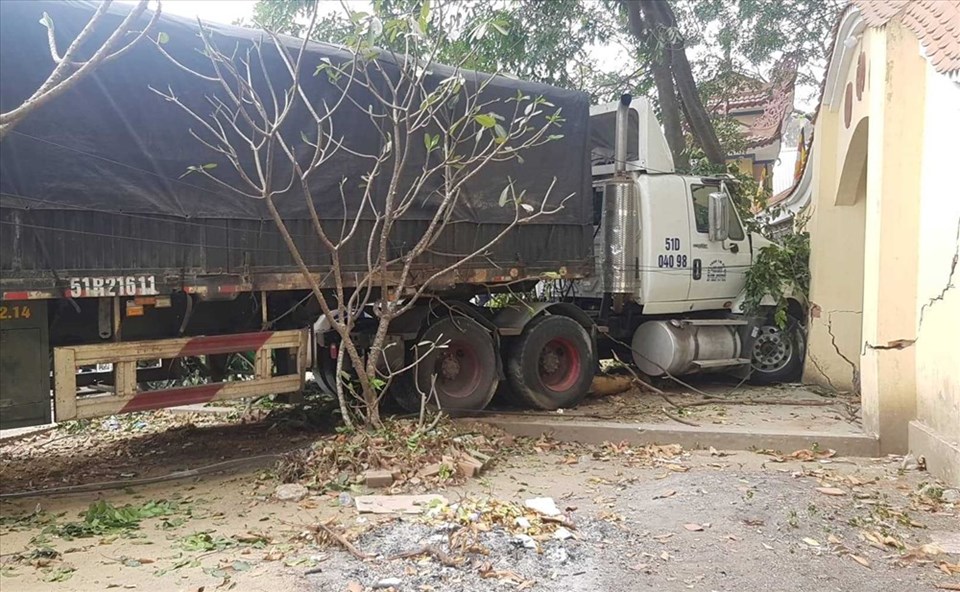 Xe tải đầu kéo mất lái tông gốc cây làm nứt cổng chùa. Xe tải đầu kéo mất lái tông gốc cây làm nứt cổng chùa.