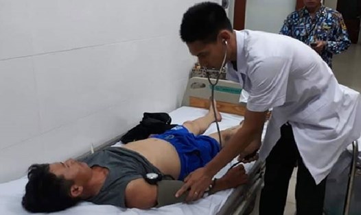 Bác sĩ Trung tâm Y tế thị trấn Trường Sa đang kiểm tra sức khỏe cho ngư dân Ngô Minh Sơn.