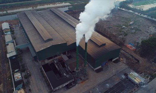Hai cột khói của nhà máy nhà máy xử lý rác thải xã Việt Hồng nhả khói cả đêm lẫn ngày. Ảnh: T.Chí