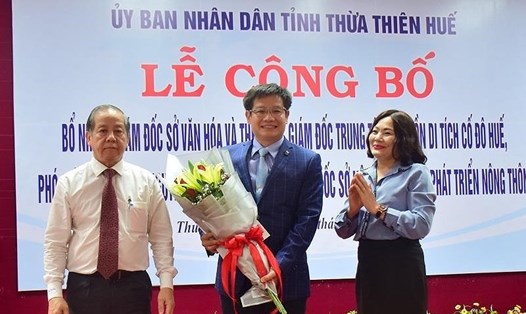 Ông Phan Thanh Hải (giữa) được bổ nhiệm giữ chức vụ Giám đốc sở Văn hóa -Thể thao.