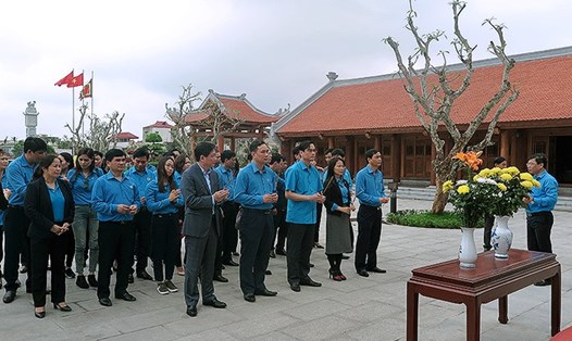 Đoàn đại biểu Ban Chấp hành LĐLĐ tỉnh thắp hương, báo công Lãnh tụ Nguyễn Đức Cảnh.