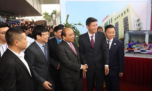 Thủ tướng Nguyễn Xuân Phúc tới thăm gian hàng Báo Lao Động tại Hội báo toàn quốc 2019. Ảnh: Hải Nguyễn