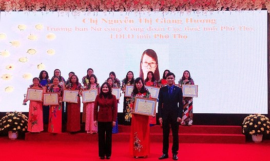 Chị Nguyễn Thị Hưng - Trưởng ban Nữ công CĐCS công ty TNHH Sein Together Kee Eun Việt Nam nhận bằng khen vinh danh cán bộ nữ công tiêu biểu toàn quốc năm 2019