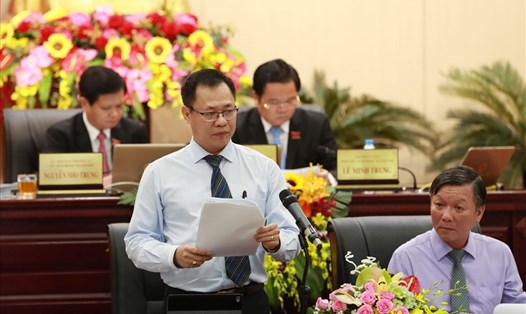 Giám đốc Sở Xây dựng Đà Nẵng Vũ Quang Hùng (bên trái) được điều động về làm Bí thư quận Liên Chiểu.