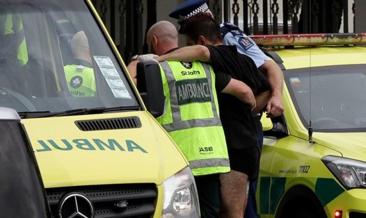 Một người bị thương trong vụ xả súng nhà thờ ở Christchurch, New Zealand ngày 15.3. Ảnh: AP
