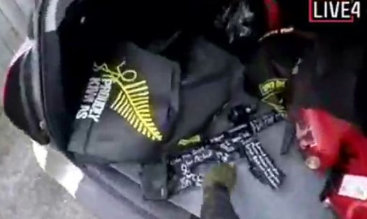Hình ảnh cắt từ clip livestream vụ tấn công của nghi phạm xả súng ở New Zealand.