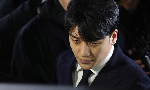 Seungri với vẻ mặt mệt mỏi sau 16 tiếng bị cảnh sát thẩm vấn. 