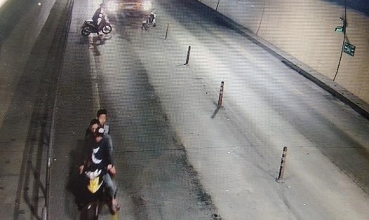 Hình ảnh nhóm thanh niên chặn xe trong hầm Phước Tượng. Ảnh: Cắt từ camera.