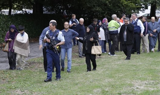 Cảnh sát đưa các nhân chứng rời khỏi nhà thờ ở Christchurch sau vụ xả súng. Ảnh: AP