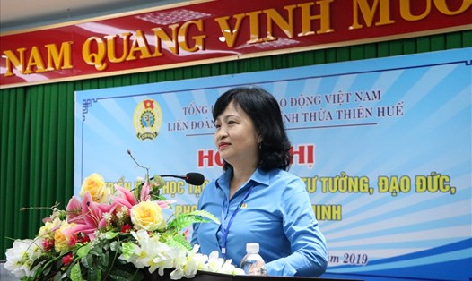 Đồng chi Nguyễn Khoa Hoài Hương - Chủ tịch LĐLĐ tỉnh Thừa Thiên - Huế phát biểu tại hội nghị. Ảnh: PĐ.