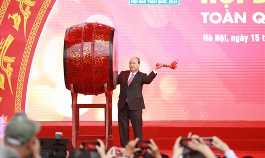 Thủ tướng Nguyễn Xuân Phúc đánh trống khai mạc Hội Báo toàn quốc 2019. Ảnh: HẢI NGUYỄN