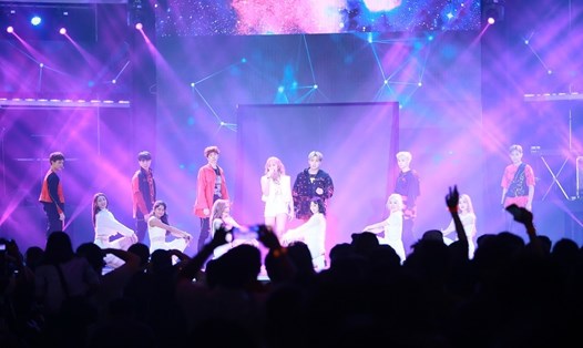 Nhóm nhạc Z-Boys và Z-Girls khuấy động sân khấu POPS Awards.