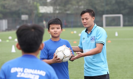 Cựu tuyển thủ Thành Lương đã thamgia huấn luyện, giao lưu cùng các cầu thủ nhí. Ảnh: Văn Thoả 